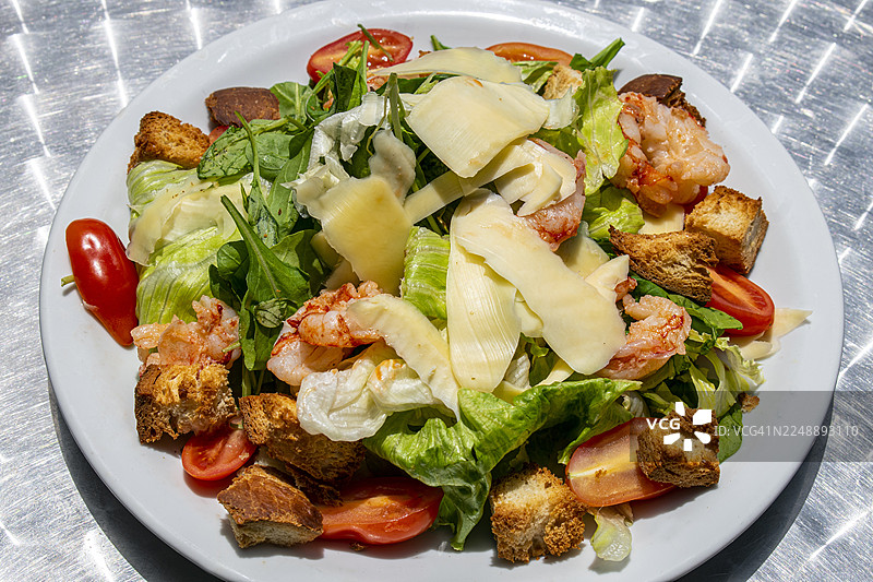 海鲜沙拉配面包丁、奶酪和蔬菜。清爽的夏日美食。图片素材