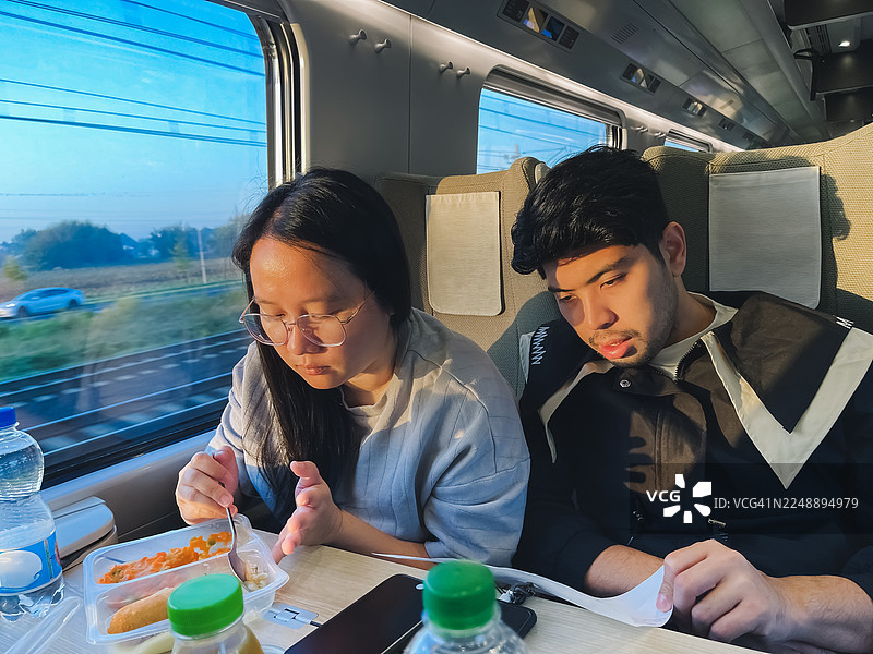 亚洲夫妇坐在火车车厢内图片素材