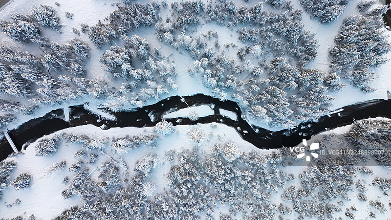 冬季森林和河流的航拍雪景图片素材