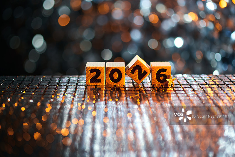 闪耀的星星和璀璨的灯光装饰着2026字样的节日木制数字积木展示图片素材