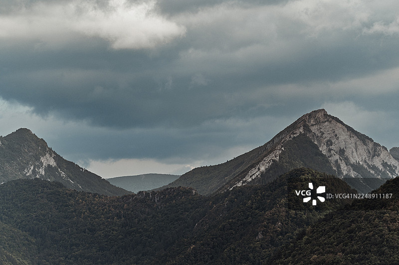法国普里阿尔卑斯山脉的雷雨云下的山脊图片素材