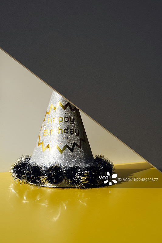 生日派对帽。生日。节日。趣味。极简主义。图片素材