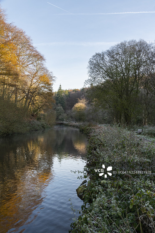 英国斯托克波特伊瑟罗乡村公园运河旁美丽的冬日清晨图片素材