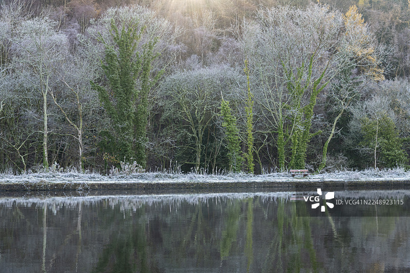 英格兰斯托克波特伊瑟罗乡村公园湖边美丽的冬日清晨图片素材