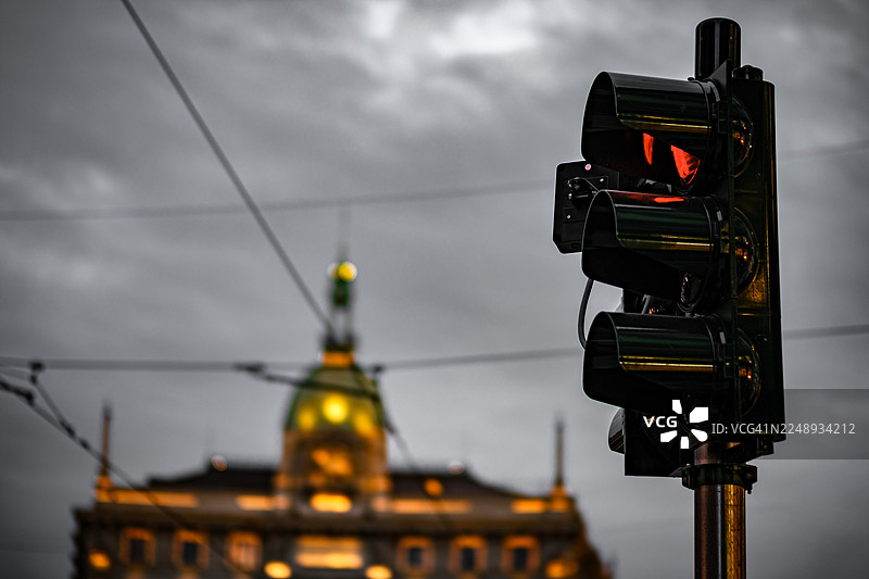 红灯，行人，背景，发光建筑图片素材