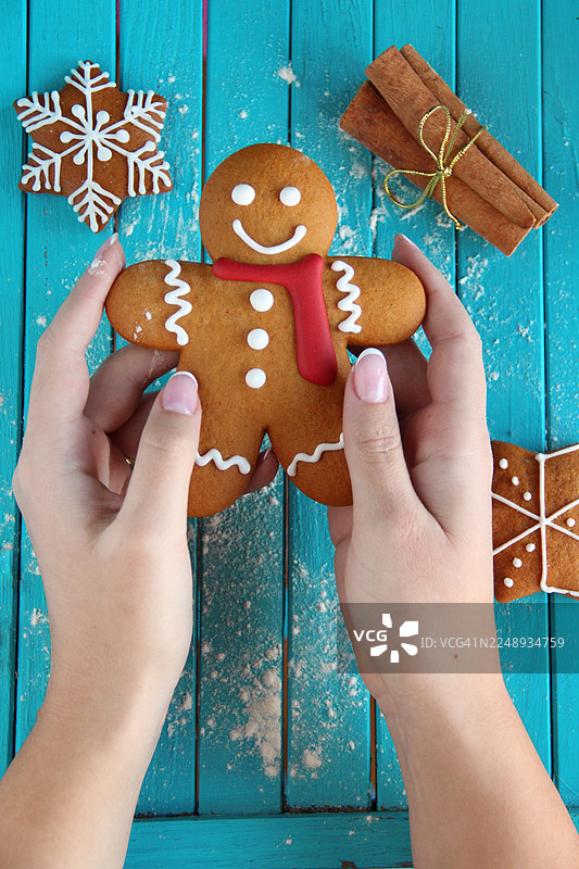 手捧姜饼图片素材