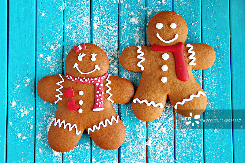 姜饼人情侣在绿松石背景上图片素材