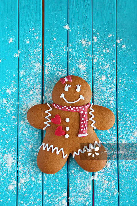 姜饼人女子在绿松石色的桌子上图片素材