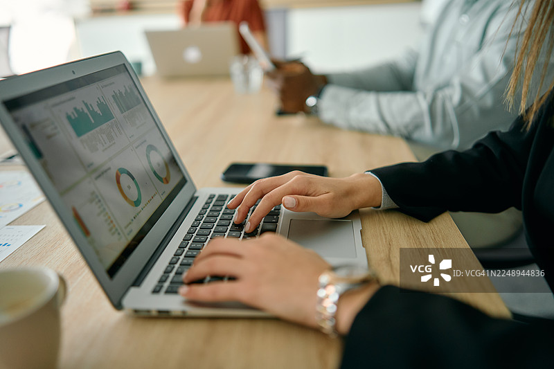 公司会议期间分析商业数据图表图片素材