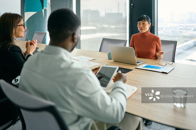 多元化的商务团队在办公室举行公司会议图片素材