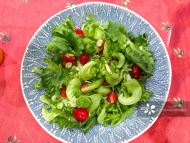 婴儿生菜配樱桃番茄图片素材
