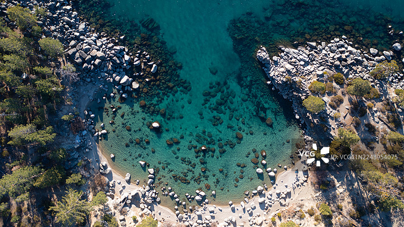 从空中俯瞰清澈的蓝色海湾和花岗岩海岸线，太浩湖图片素材