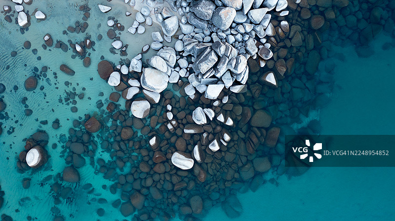 美国太浩湖清澈湛蓝的海湾和花岗岩海岸线的鸟瞰图图片素材