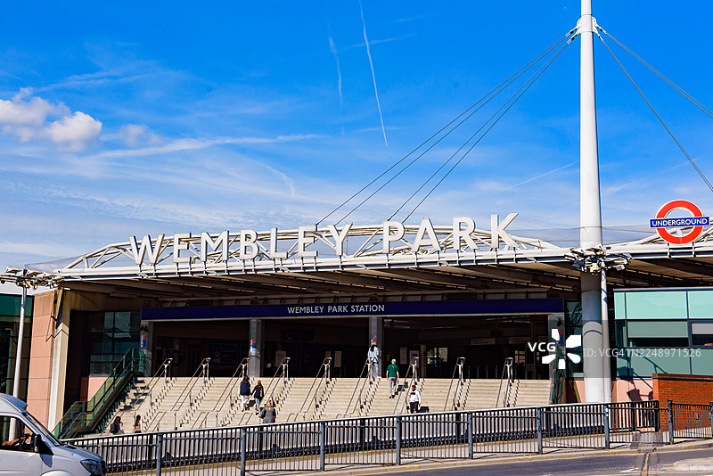 阳光明媚的日子里，温布利公园地铁站，人群稀少时的景象。图片素材