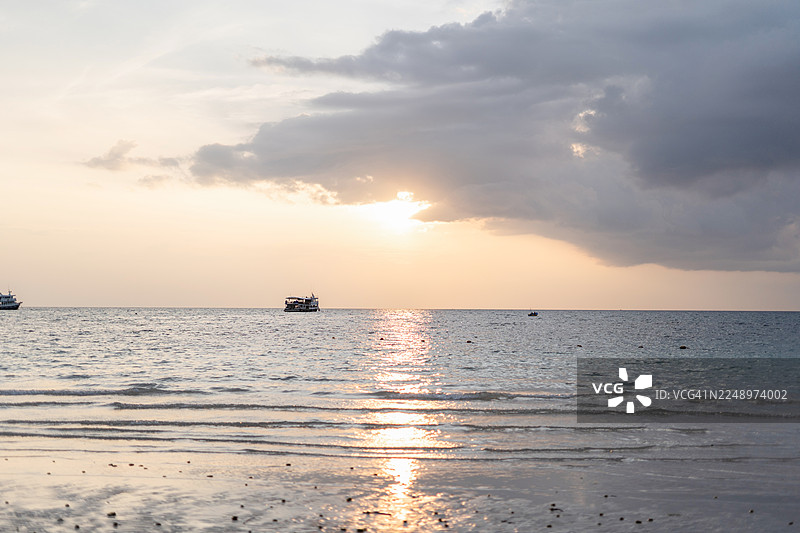 泰国涛岛日落时分的壮丽海滩景色图片素材