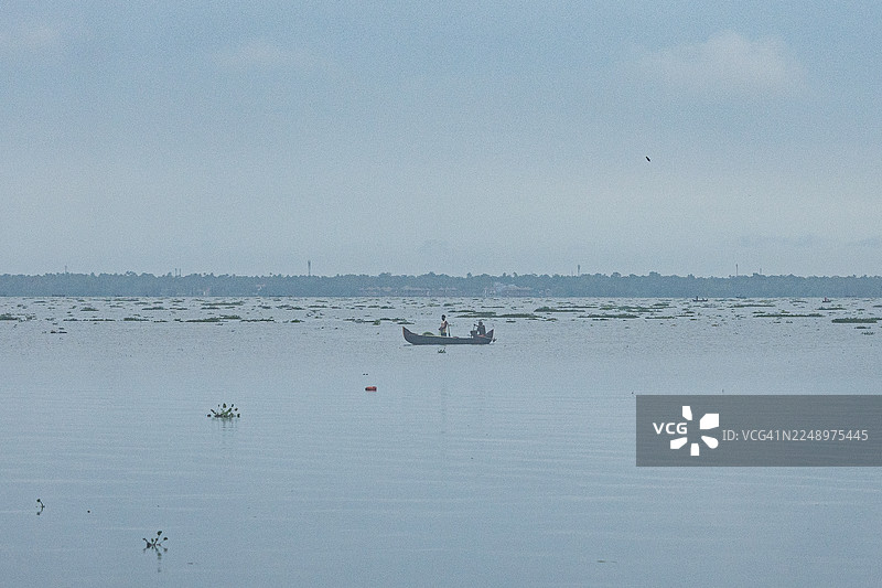印度喀拉拉邦，瓦姆巴纳德湖上的帆船图片素材