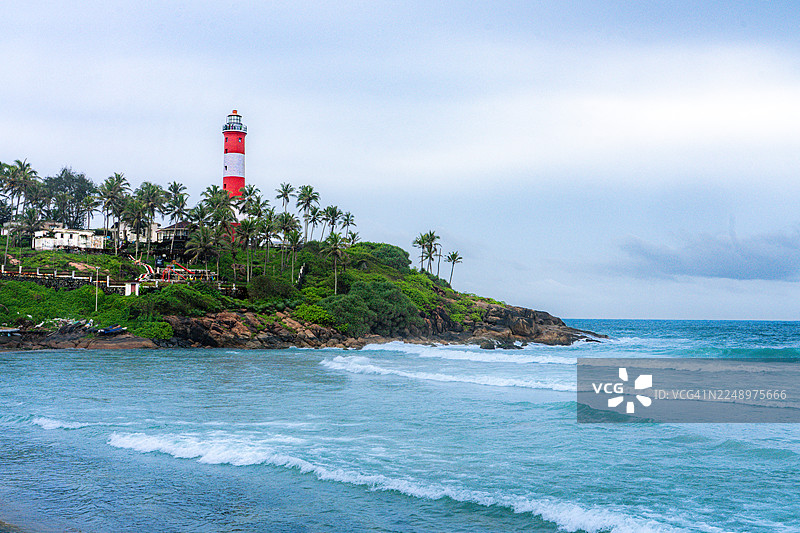印度喀拉拉邦科瓦兰维金贾姆灯塔，坐落于碧绿的阿拉伯海海浪之上图片素材