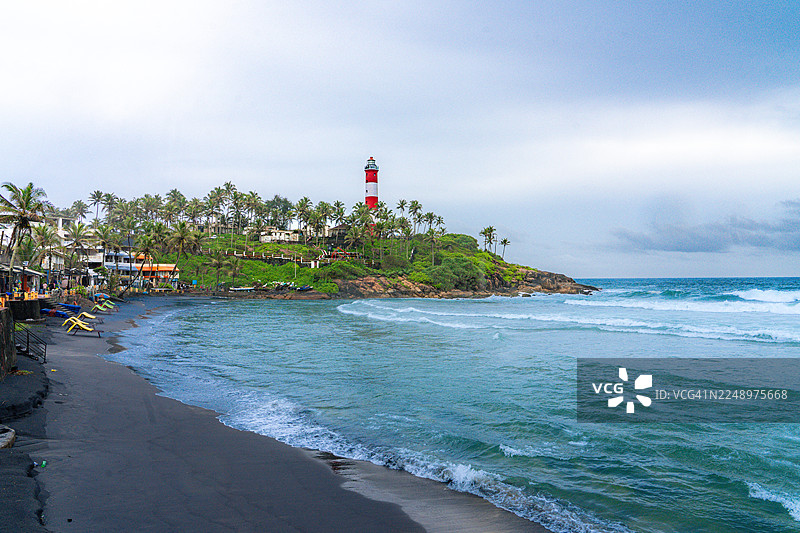 印度喀拉拉邦，科瓦兰维津Jam灯塔坐落在蔚蓝的阿拉伯海浪之上图片素材