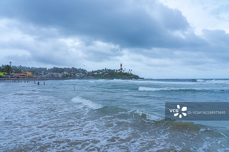 印度喀拉拉邦科瓦兰维津杰姆灯塔的标志性海浪，摄于2025年10月图片素材