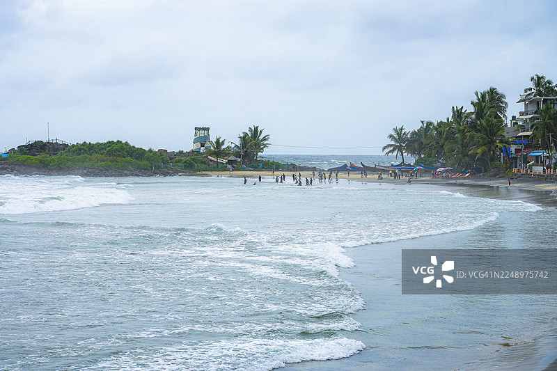 印度喀拉拉邦科瓦兰海滩层叠的海浪退向地平线图片素材