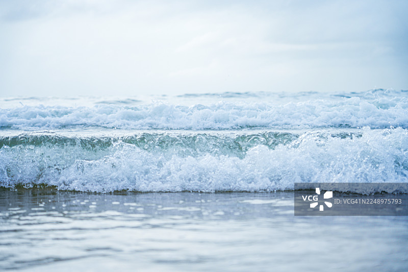 科瓦兰海滩的壮丽海浪，喀拉拉邦，印度，柔和的晚间光线图片素材