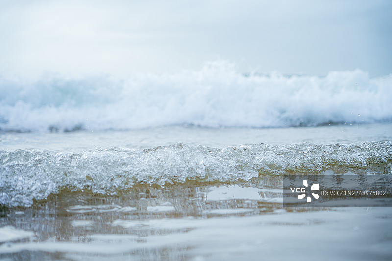 科瓦拉姆海滩（印度喀拉拉邦）的柔和晚霞中的海浪图片素材