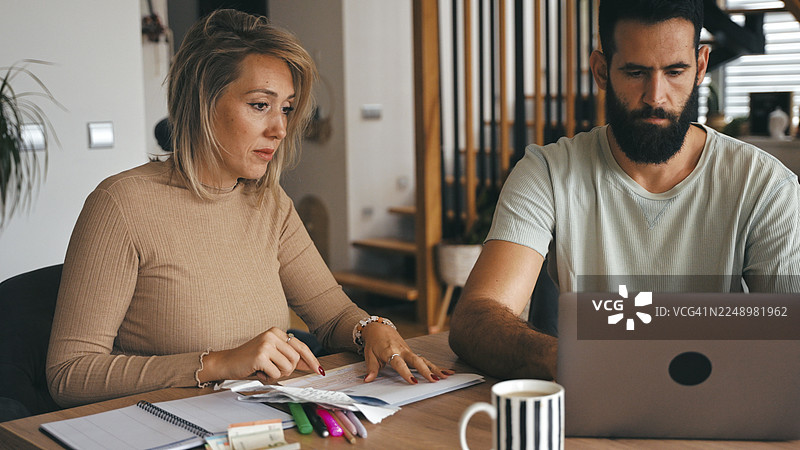 白种夫妇在家中桌边分析财务计划图片素材