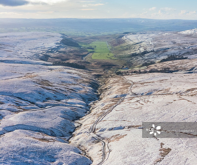金斯代尔和迪普代尔。约克郡谷地国家公园，英格兰，高地沼泽穿越。图片素材