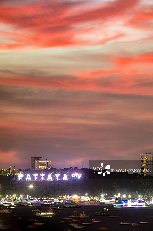 日落时分的芭堤雅海滩与芭堤雅城市标志图片素材