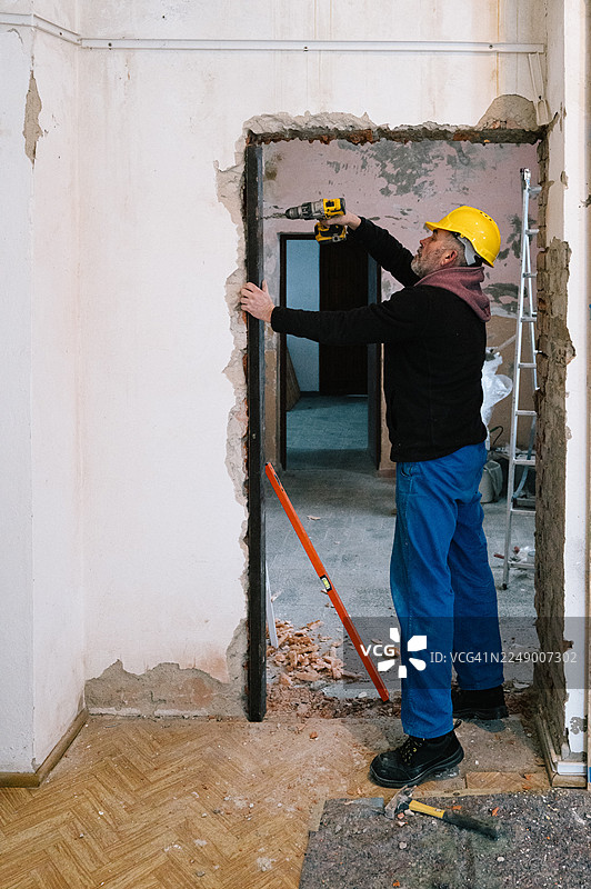 砖瓦匠正在为新建通道安装铁梁图片素材