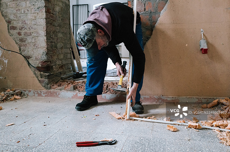 砖瓦工在现有墙壁上安装新门图片素材