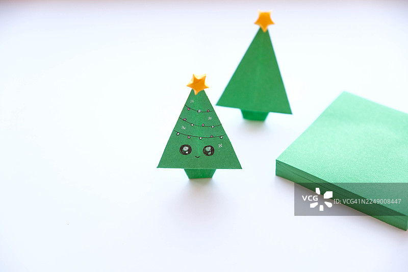 用绿色便利贴制作的折纸圣诞树图片素材