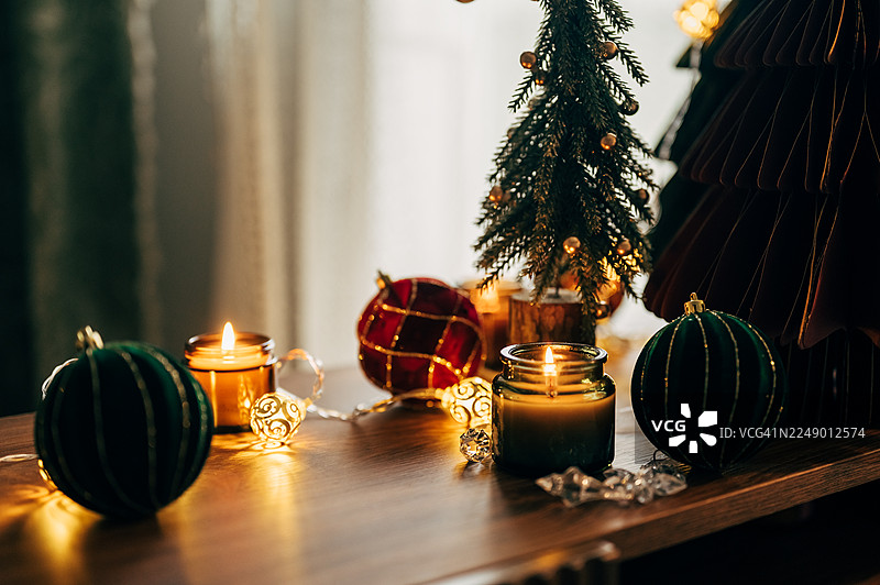 背景为圣诞树的圣诞蜡烛图片素材