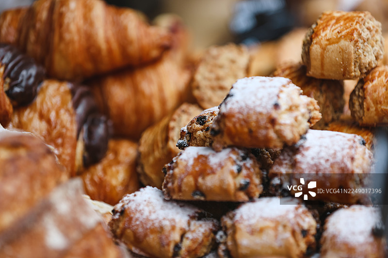 当地食堂新鲜出炉的巧克力曲奇，带有葡萄干和糖粉图片素材