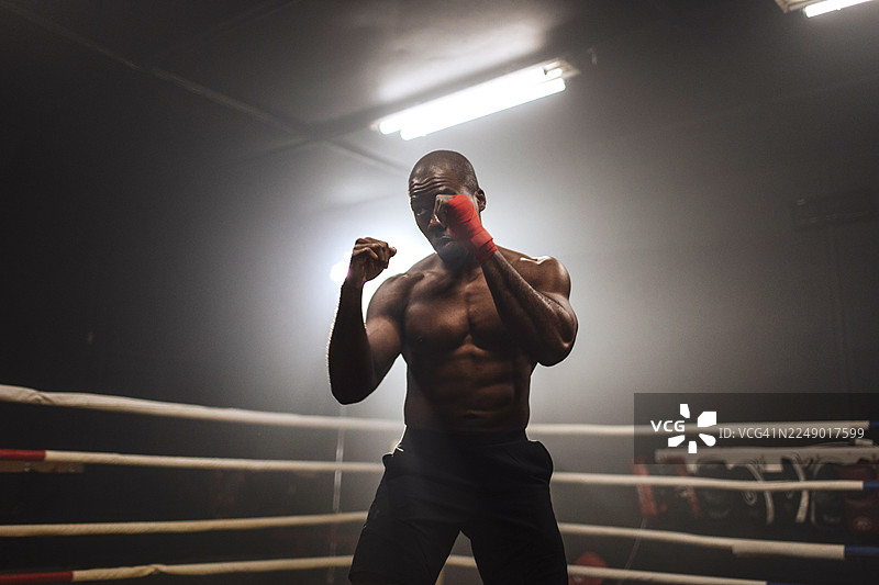 拳击手在明亮的灯光下训练图片素材