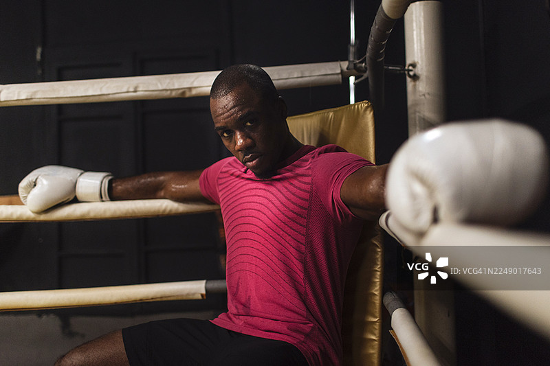 拳击手在拳击台角落休息图片素材