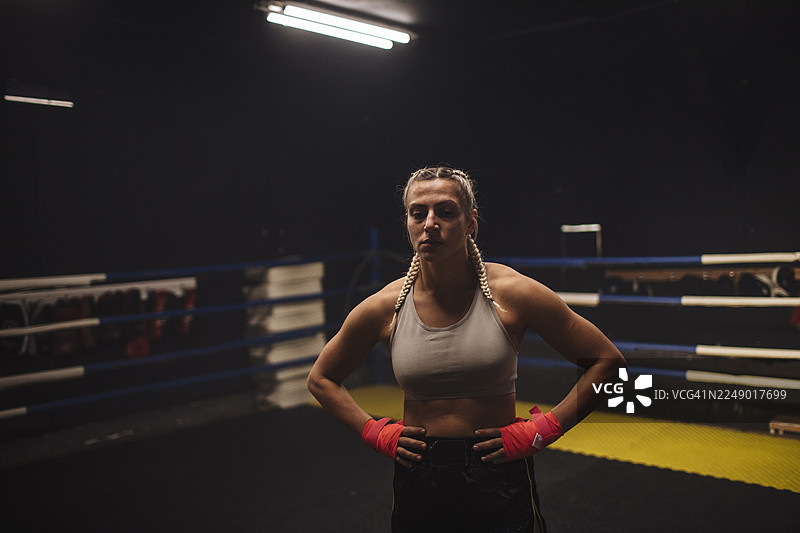 女拳击手自信地站在拳击台上图片素材