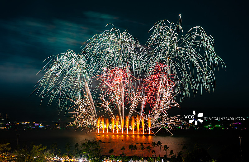 芭提雅海滩的烟花表演。图片素材