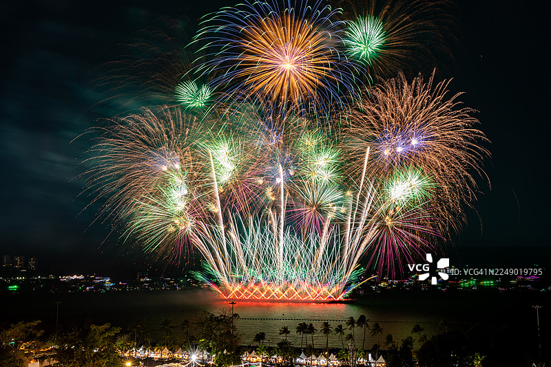 芭堤雅海滩的烟花表演。图片素材