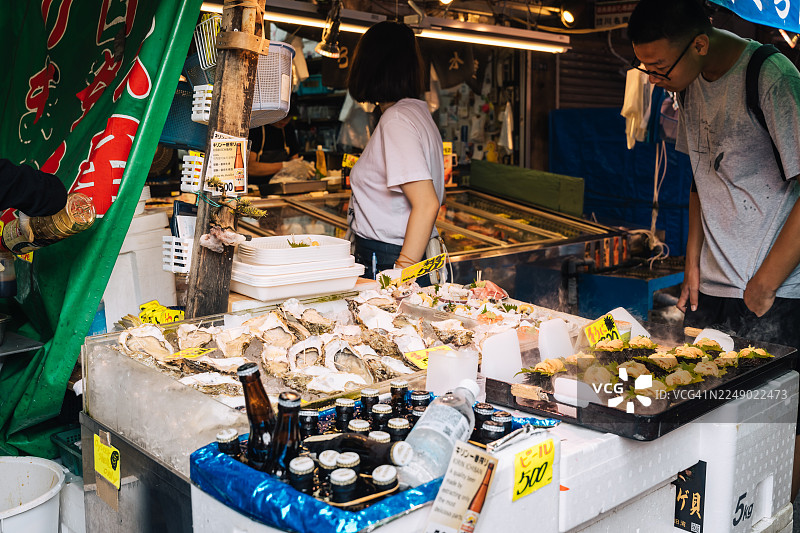 顾客们在挑选新鲜的牡蛎和海胆图片素材