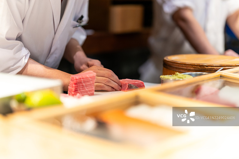 厨师准备新鲜的金枪鱼制作寿司。图片素材
