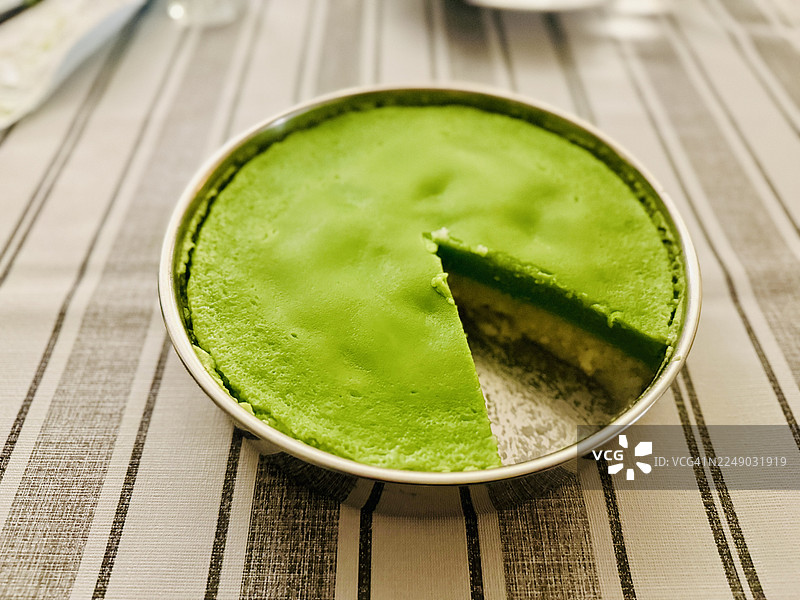 条纹布上的自制班兰米糕挞图片素材