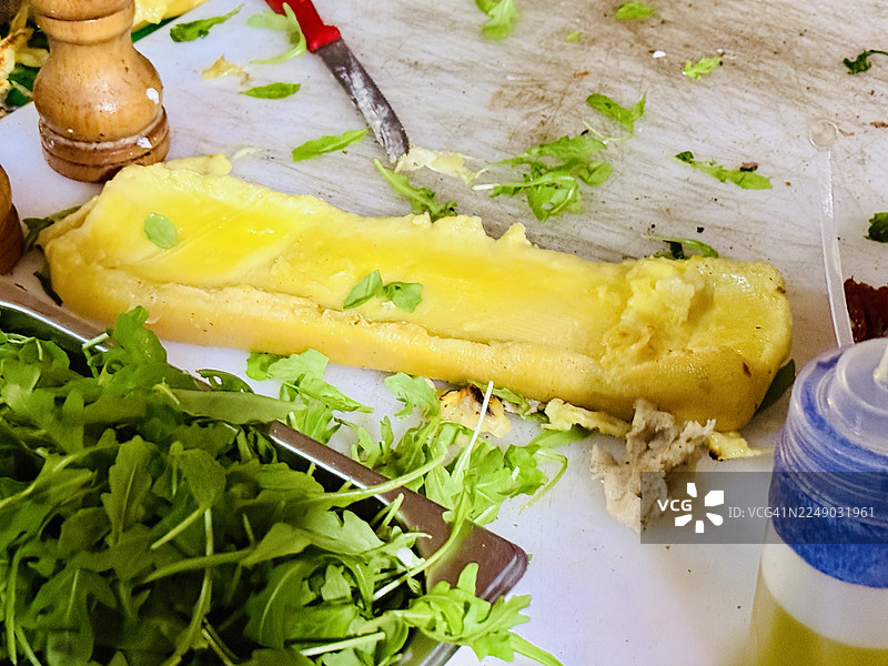 街头小吃摊主制作帕努佐，配有拉克莱特奶酪、意式培根和松露图片素材