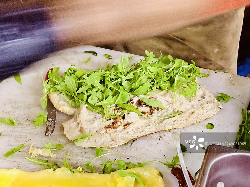 街头小贩制作帕努佐，配有拉克莱特奶酪、意式培根和松露图片素材