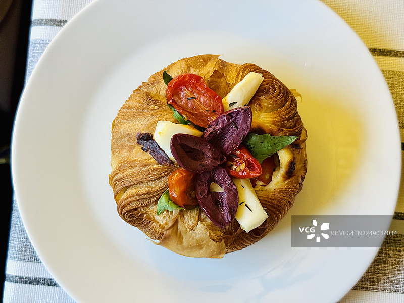 盘子里的咸味糕点，配有马苏里拉奶酪、番茄香蒜酱和橄榄图片素材