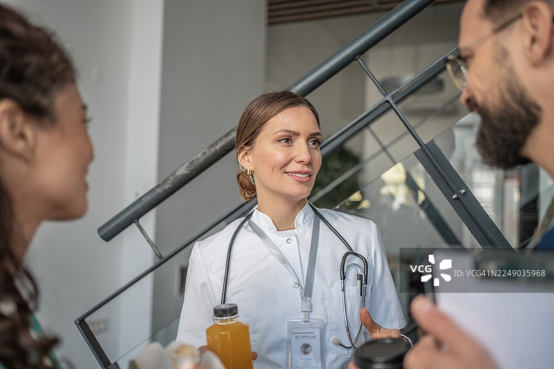 医护团队在休息时间讨论病人护理图片素材