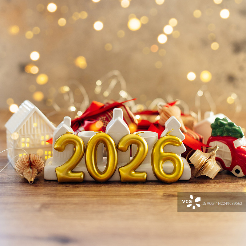 金色2026数字和白宫装饰品，用于圣诞节和新年庆祝装饰。圣诞节和新年概念图片素材