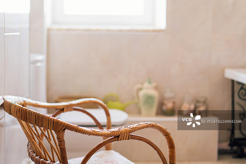 舒适的浴室，配有柳条椅和装饰元素，营造放松氛围图片素材
