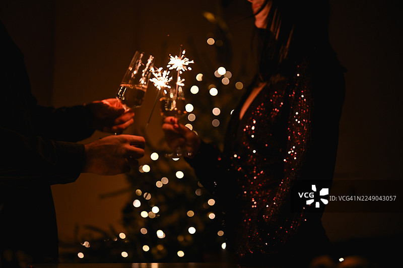 情侣在新年除夕举杯庆祝香槟图片素材