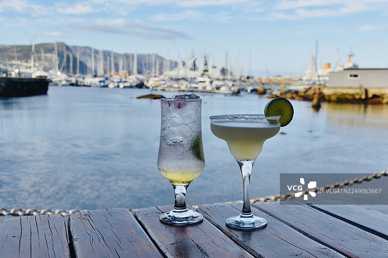 西蒙斯敦码头的日落饮品。图片素材